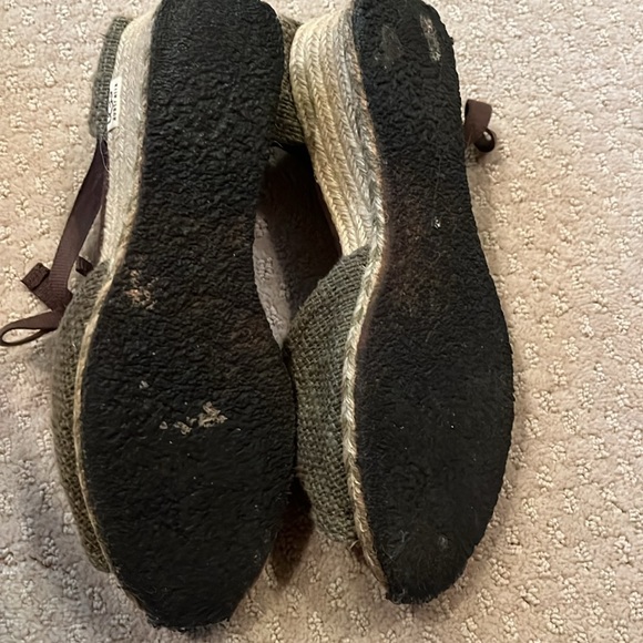 Ugg wedges. Brown burlap like w brown ankle cotton ribbon strap. Fur on footbed - Picture 4 of 5